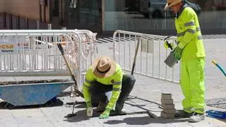 Torrent inicia la reparación de adoquines en la calle Baviera, junto a la Torre