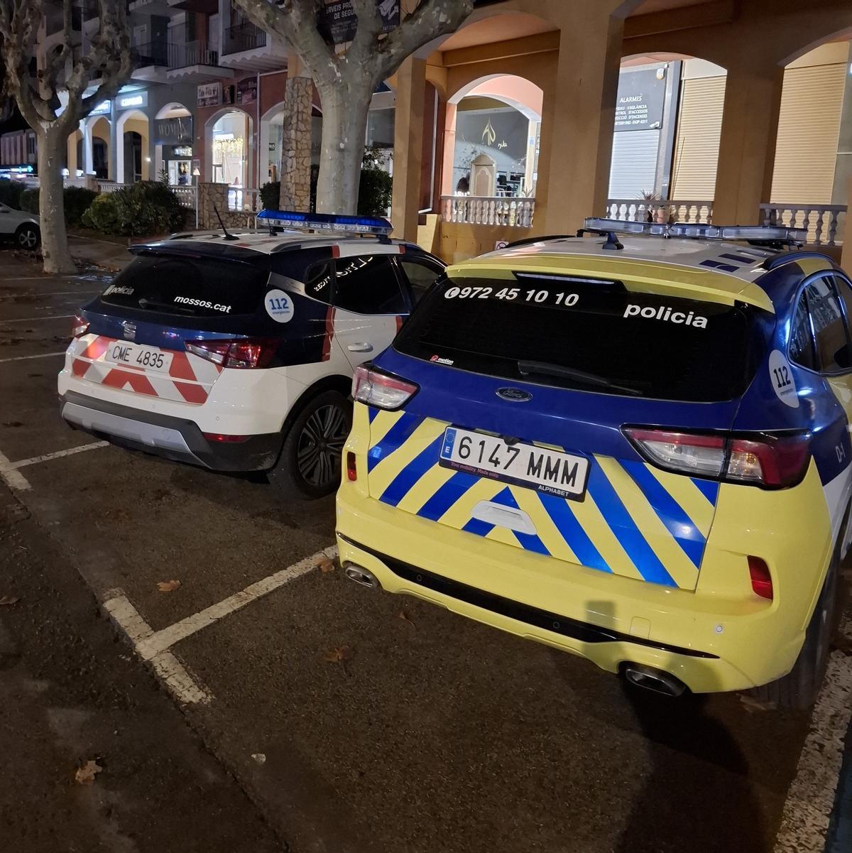 Dos vehicles de la Policia Local de Castelló d'Empúries i dels Mossos d'Esquadra davant d'un dels domicilis d'Empuriabrava.