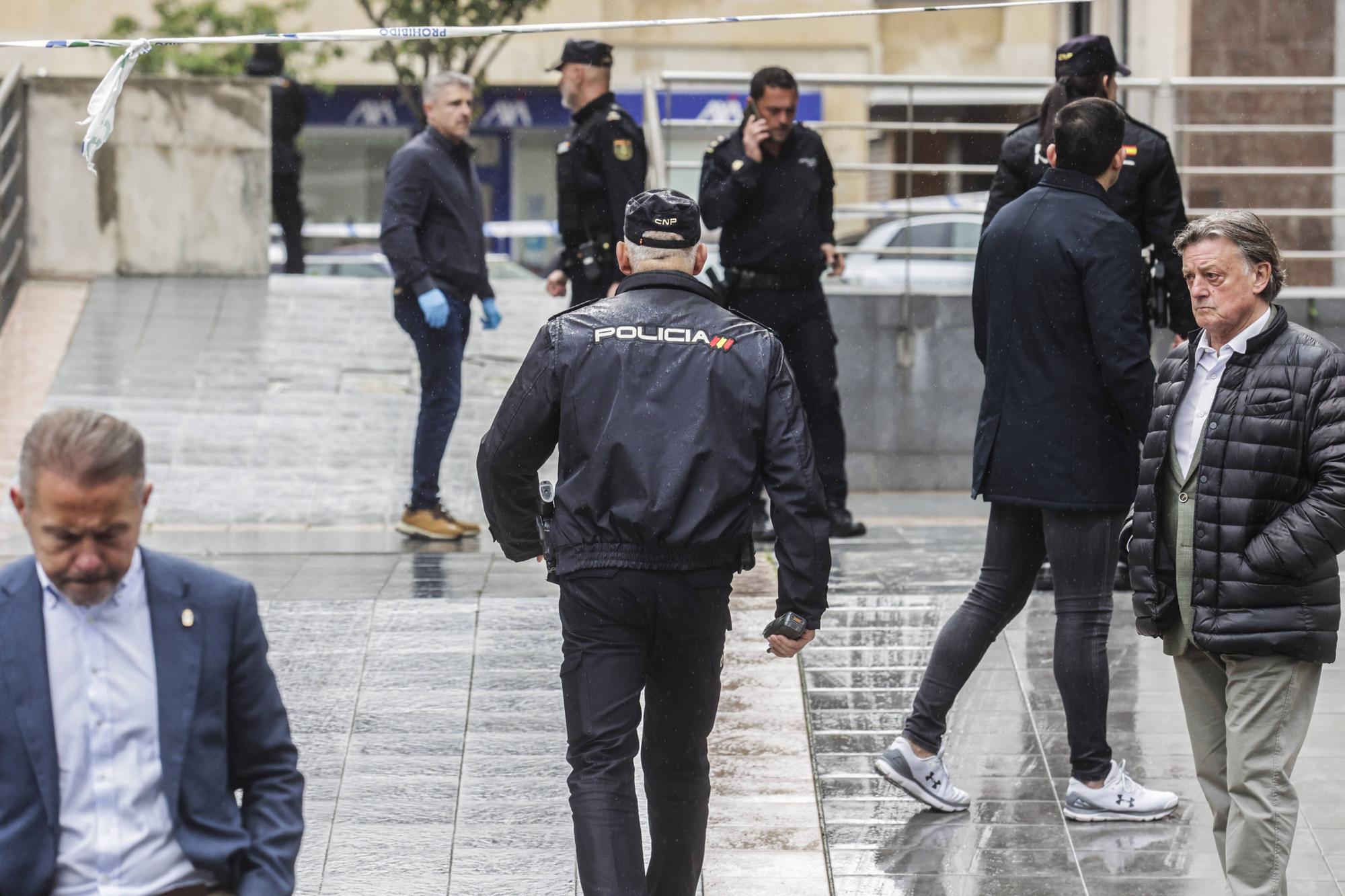 En imágenes: Conmoción en el ovetense barrio de La Ería por la muerte de dos gemelas de 12 años