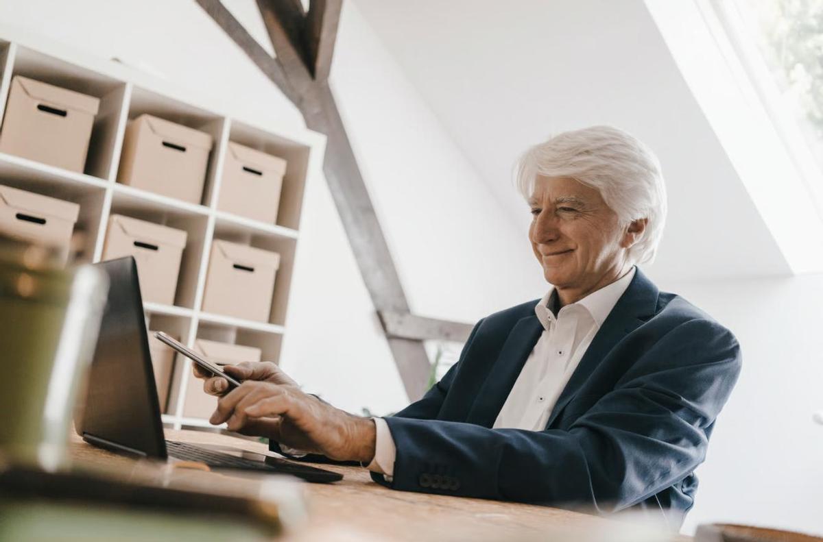 Empresario a punto de jubilarse en su oficina