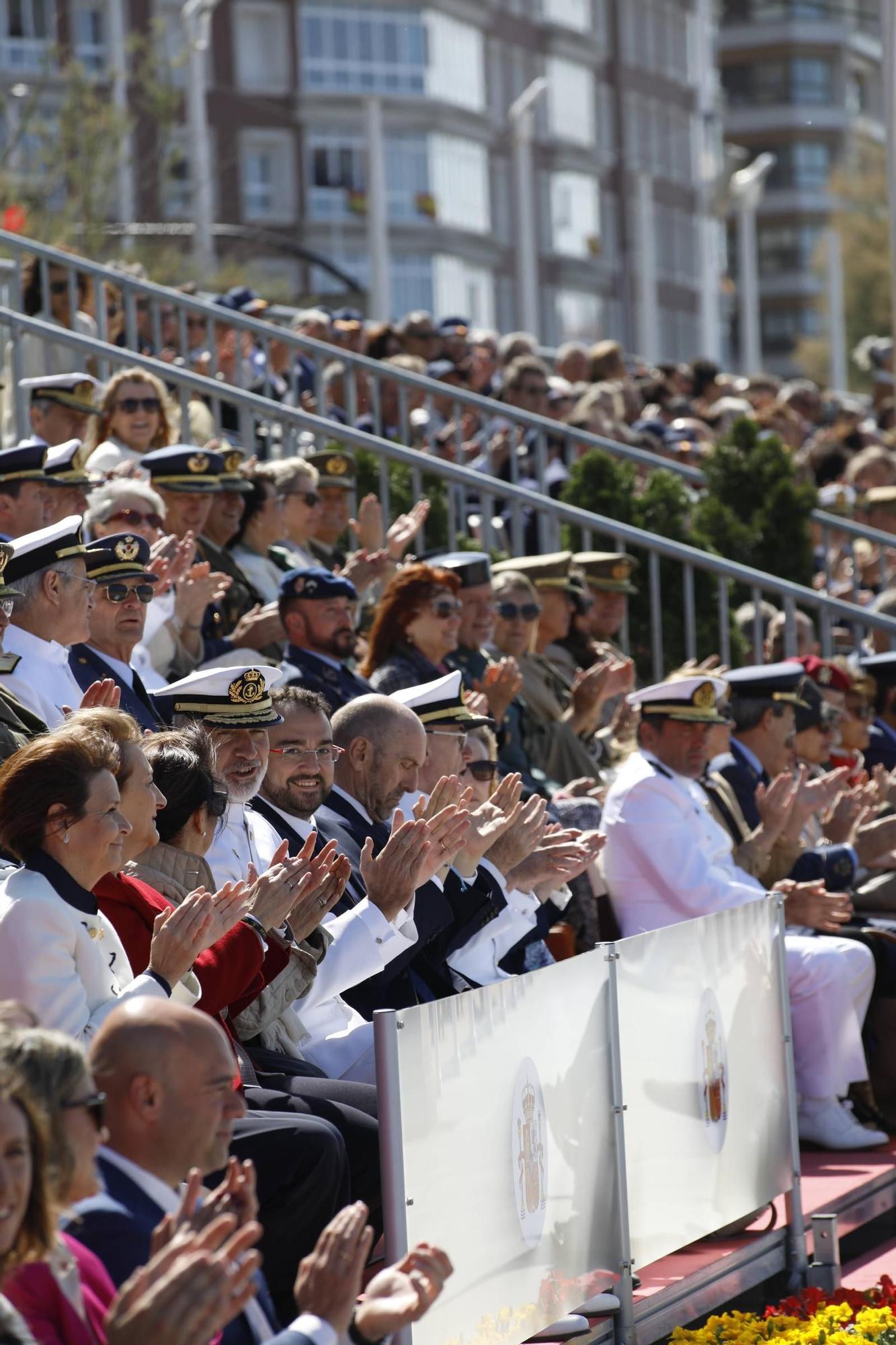 EN IMÁGENES: Así fue la revista naval  del Rey Felipe VI y la exhibición aérea en Gijón por el Día de las Fuerzas Armadas