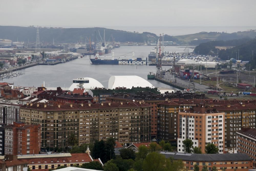 La espectacular carga de un barco en Avilés