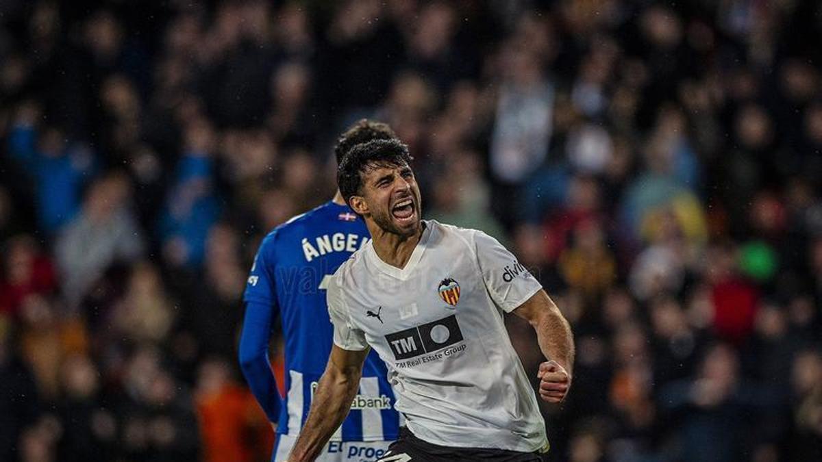 Eray Cömert celebrando en la remontada del Valencia CF - Alavés en Mestalla