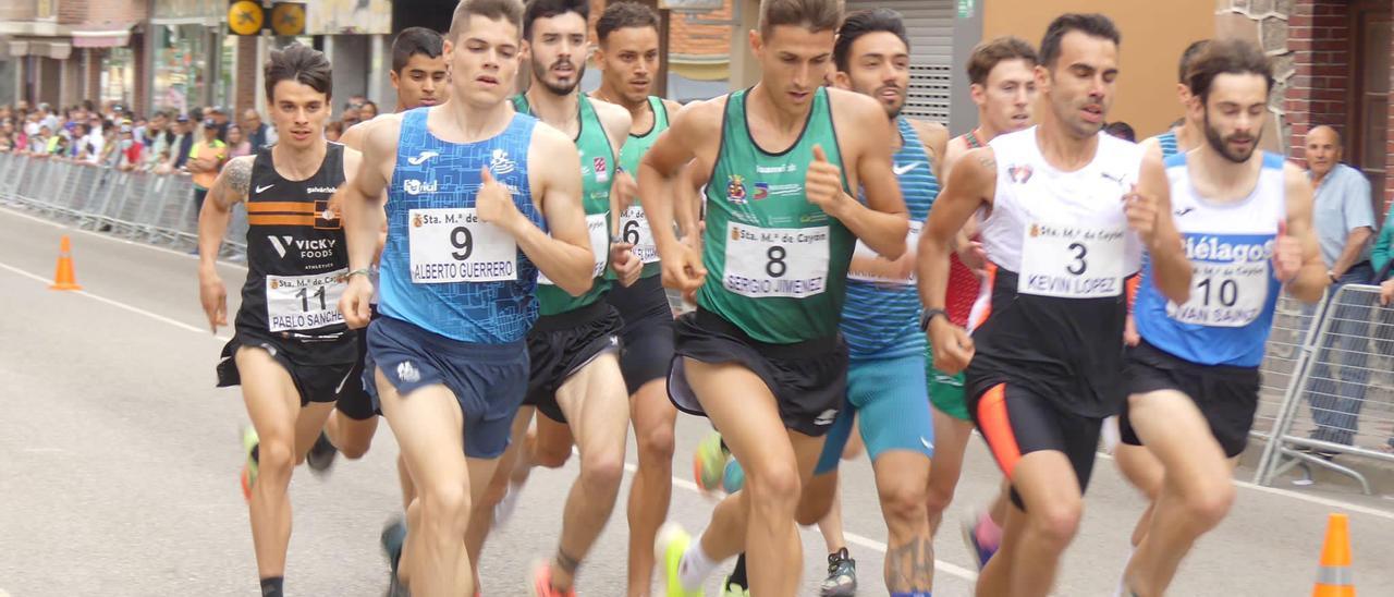 Alberto Guerrero (9) durante la carrera