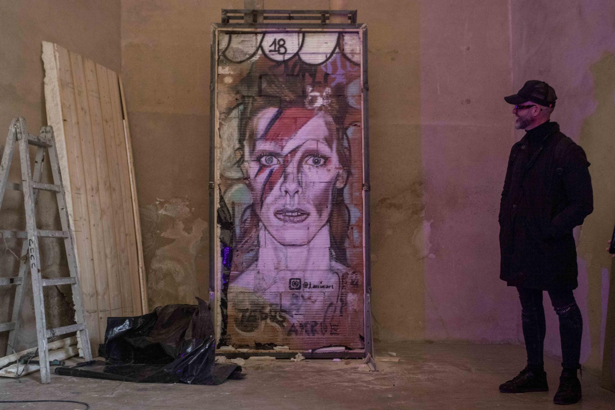 Así ha sido el traslado del grafiti indultado de David Bowie al Centre del Carme