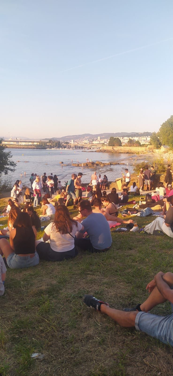 Ambientazo en las playas y plazas llenas para celebrar la noche meiga