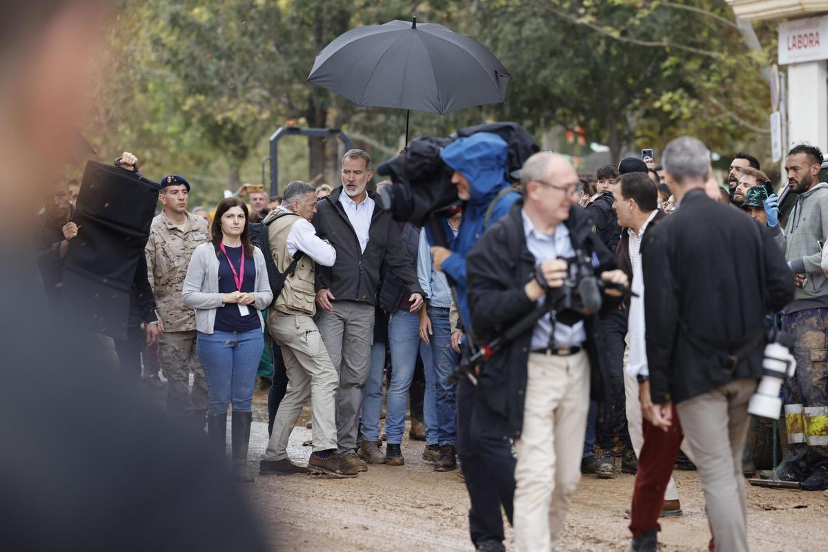 Las fuerzas de seguridad han usado paraguas para proteger al Rey del lanzamiento de barro Las fuerzas de seguridad han usado paraguas para proteger al Rey del lanzamiento de barro