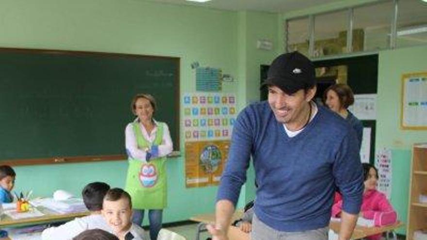 El mestre César Bona, en una aula.