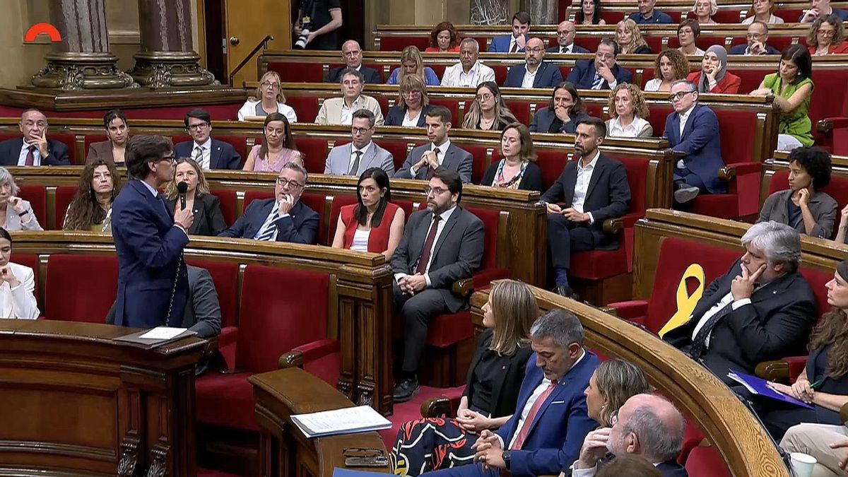 El presidente catalán, Salvador Illa contesta al presidente del grupo de ERC en el Parlament, Josep Maria Jové
