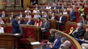 El presidente catalán, Salvador Illa contesta al presidente del grupo de ERC en el Parlament, Josep Maria Jové