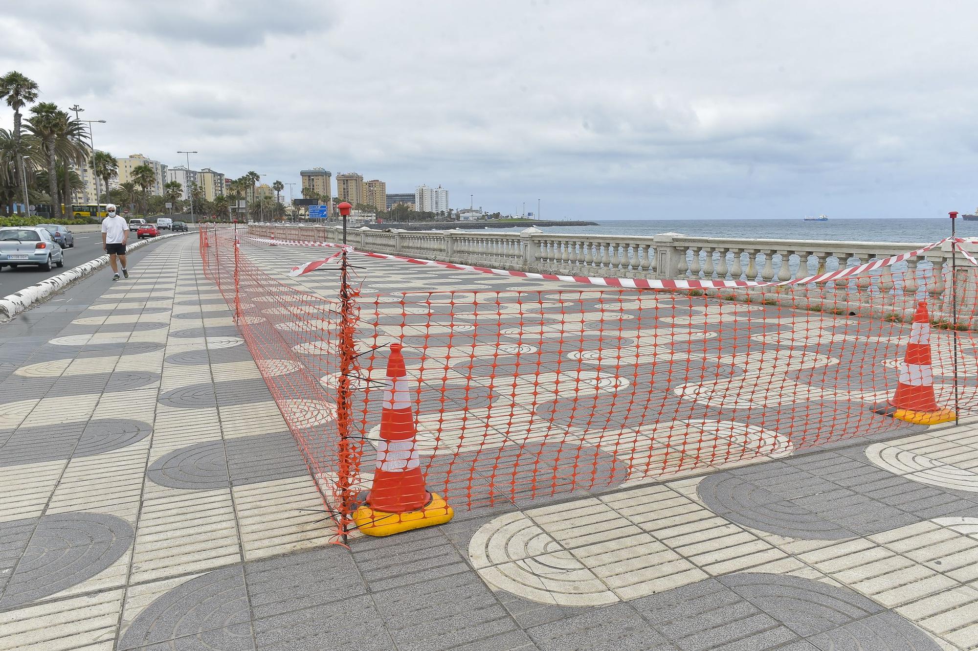 Zona vallada en el paseo de la avenida marítima frente Hospital Insular