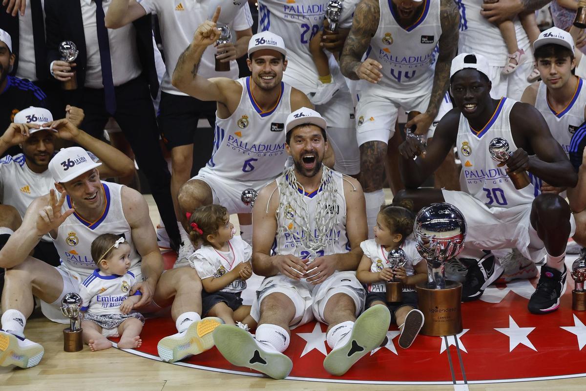 El técnico del Real Madrid, Pablo Laso, celebra con sus jugadores la consecución del título de la Liga Endesa tras vencer al Barça en el cuarto encuentro que han disputado hoy domingo en el WiZink Center de Madrid. EFE/Sergio Pérez.