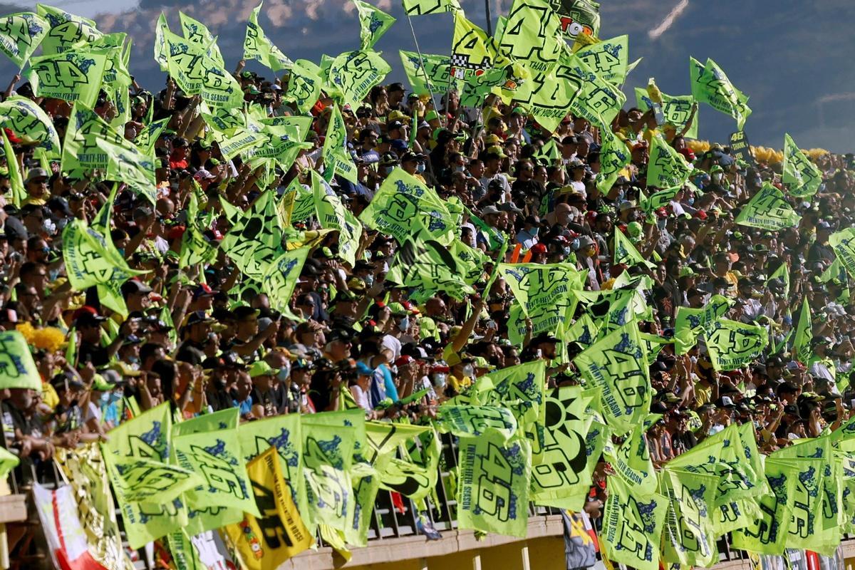 Banderas de Valentino en un circuito