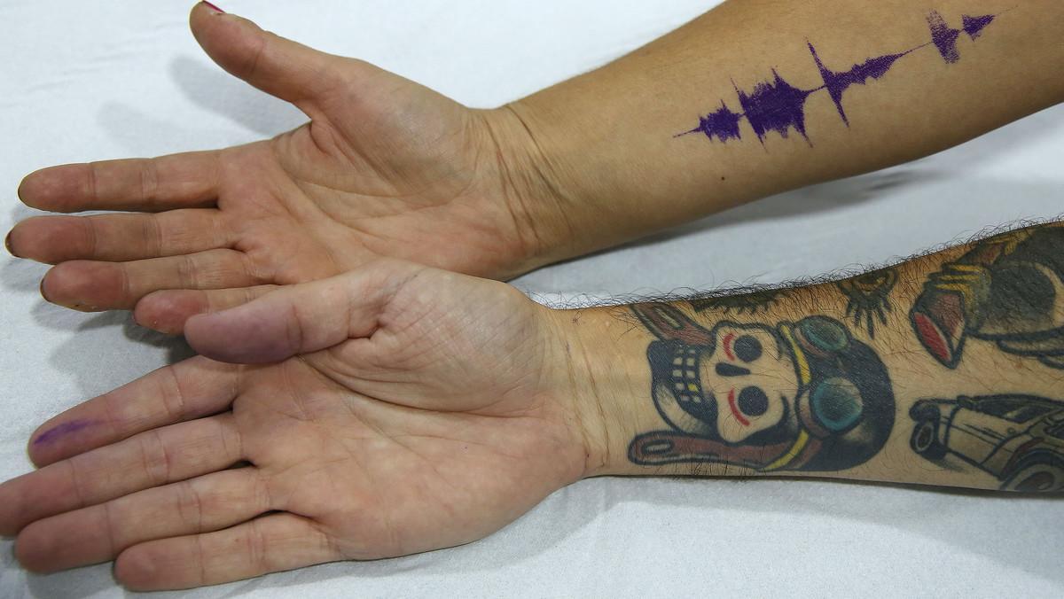 Un tatuaje de sonido (arriba) y tatuajes tradicionales (debajo).