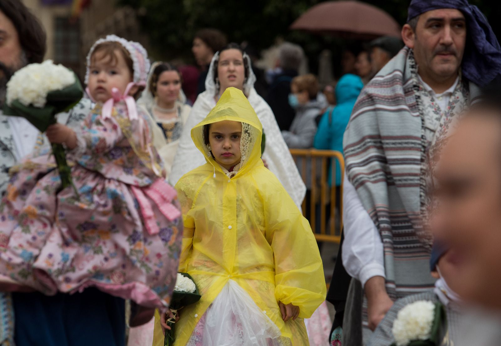 Desfile de chubasqueros y paraguas ante la Mare de Déu