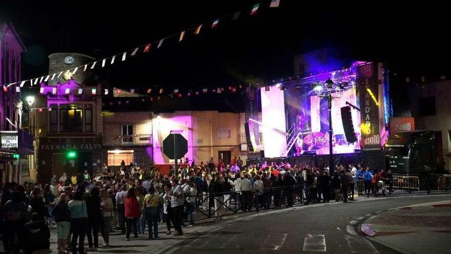 Desarrollo de una verbena en la plaza de Alcañices junto a la travesia de la N-122.