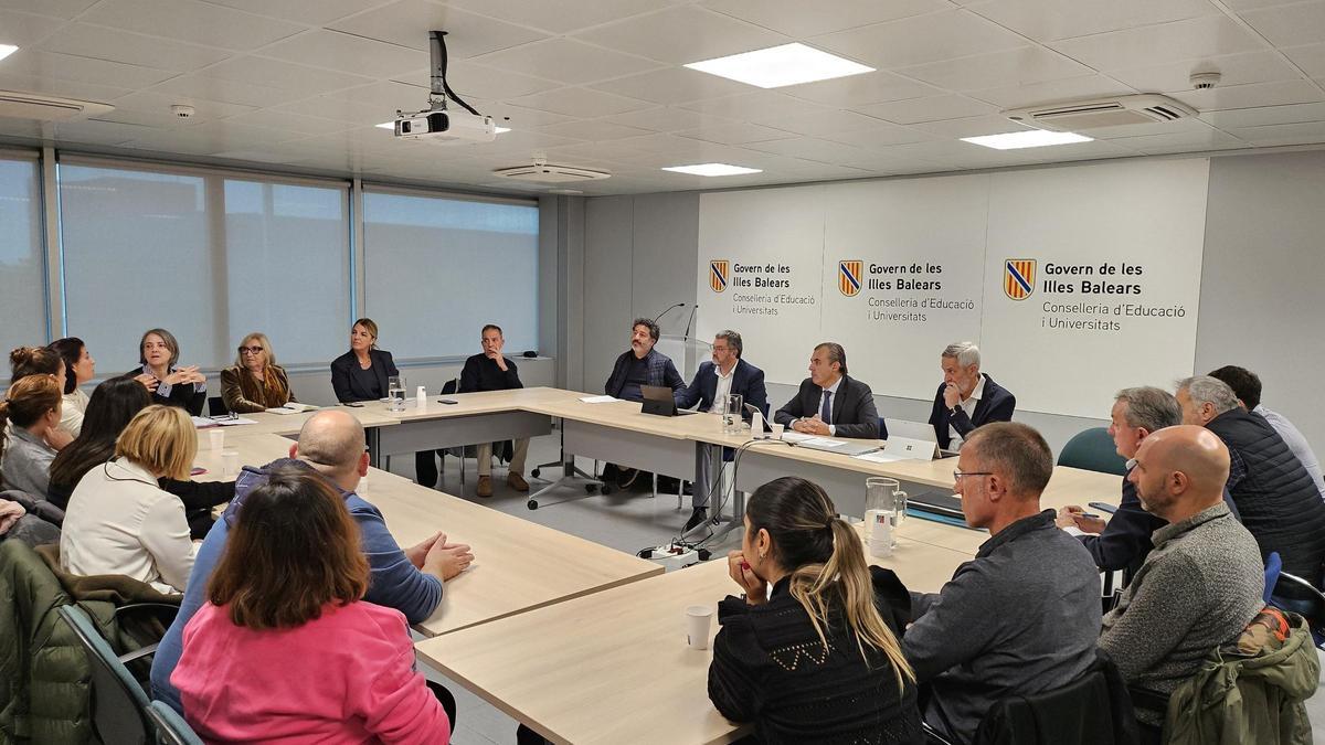Una imagen de la reunión con el Ayuntamiento de Selva y la comunidad educativa de Es Putxet, difundida este jueves por la Conselleria.