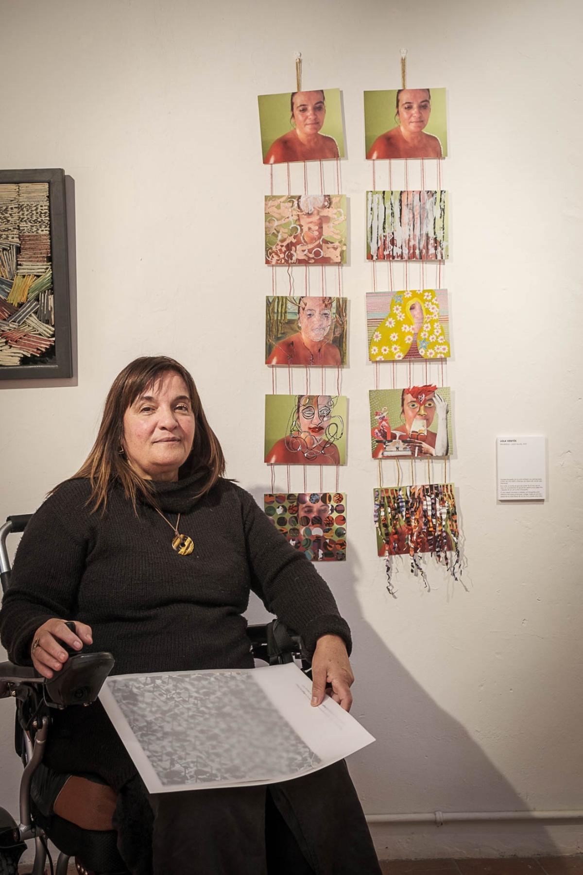 Lola Ventós amb la seva creació en record a l'artista i amiga Birgitt Ter Steege.