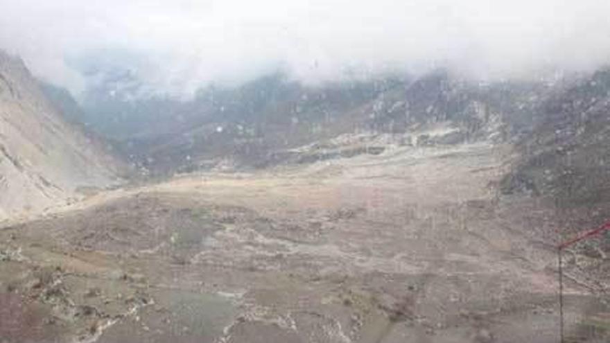 antes y después en el pueblo de langtang. Las dos imágenes sobre estas líneas muestran el alcance de la destrucción en el pueblo de Langtang, situado valle abajo del lugar donde se encontraban los montañeros avilesinos. Una ola de nieve, hielo, piedras y lodo arrasó esta localidad, y sólo fue una de las avalanchas registradas a lo largo del valle tras el terremoto.