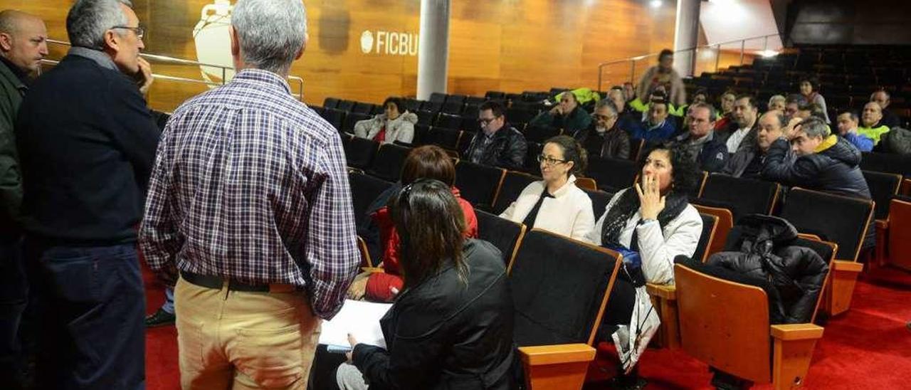 Un momento de la asamblea celebrada ayer en el Centro Social do Mar de Bueu. // Gonzalo Núñez