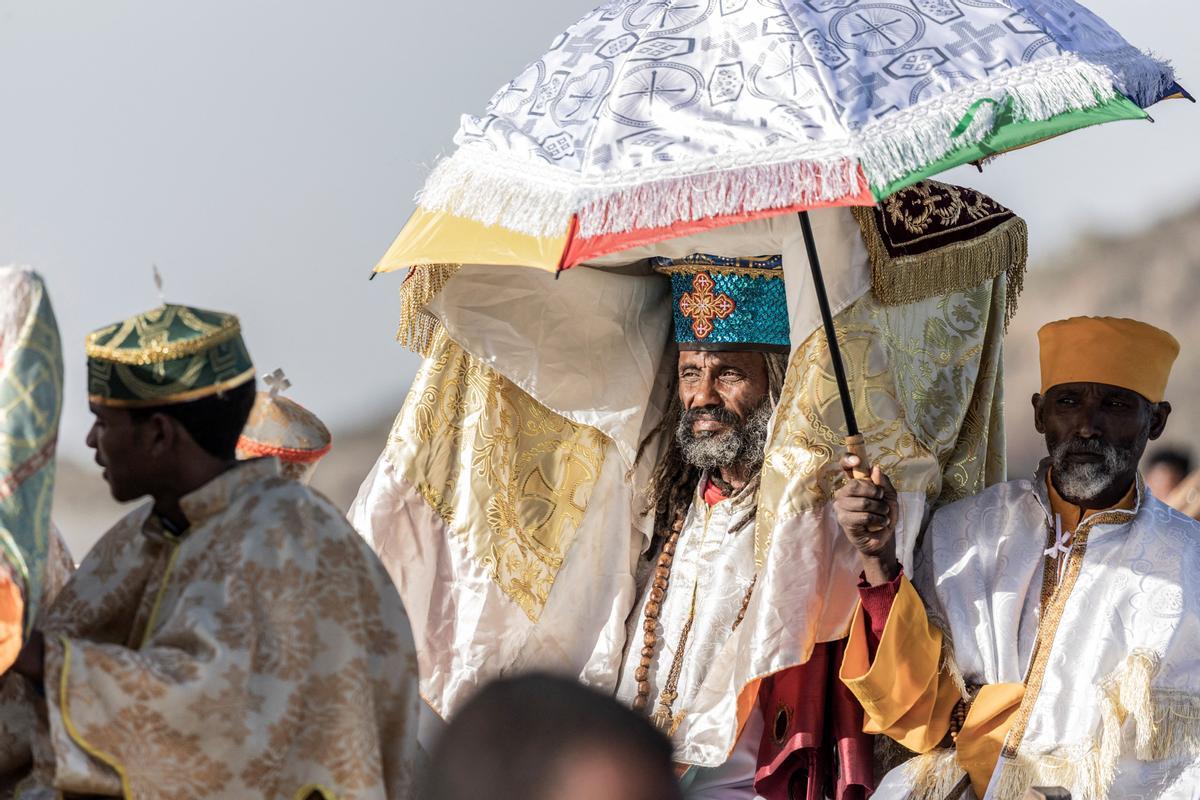 Los devotos ortodoxos etíopes asisten a una oración durante la celebración de la Epifanía de Etiopía en la orilla del lago Batu, Etiopía