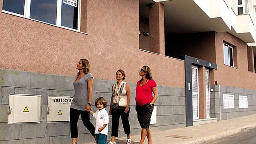 Un grupo de mujeres observan una promoción de viviendas en Puerto del Rosario.