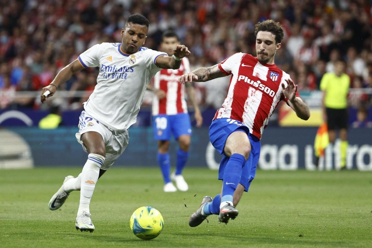 MADRID, 08/05/2022.- El defensa croata del Atlético de Madrid Sime Vrsaljko (d) persigue al brasileño Rodrygo Goesz, del Real Madrid, durante el partido de la jornada 35 de Liga en Primera División que Atlético de Madrid y Real Madrid disputan hoy domingo en el estadio Wanda Metropolitano, en Madrid. EFE/Rodrigo Jiménez.