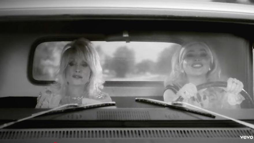 Sabrina Carpenter y Dolly Parton, a lo Thelma y Louise, en una nueva versión de &#039;Please Please Please&#039;