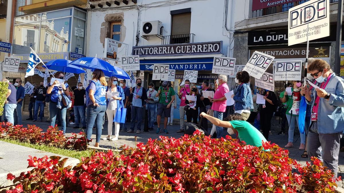 Docentes del Sindicato PIDE en la manifestación celebrada en Mérida en septiembre.