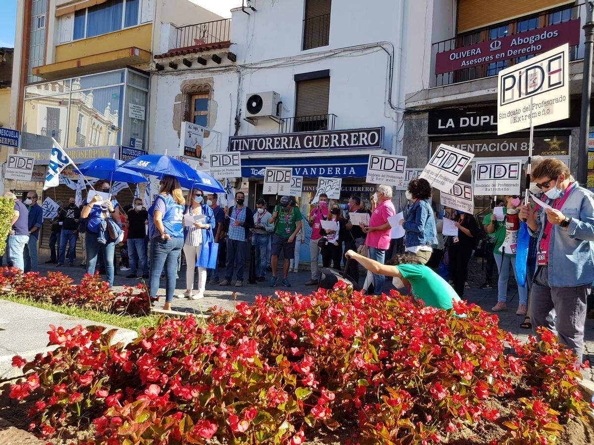 Docentes del Sindicato PIDE en la manifestación celebrada en Mérida en septiembre.
