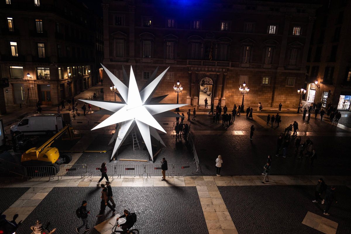 La estrella de Nadal ja ilumina la plaça Sant Jaume. Una gran estrella de luz de 20 puntas iluminará la plaza de Sant Jaume esta Navidad
