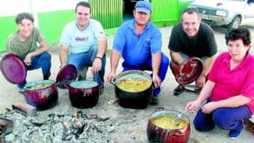 Cocinan un cocido para un centenar de vecinos