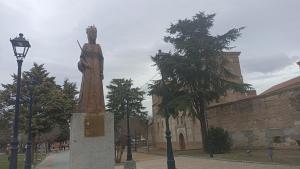 Una estatua dedicada a Isabel la Católica al lado del Palacio de Juan II en Madrigal de las Altas Torres.