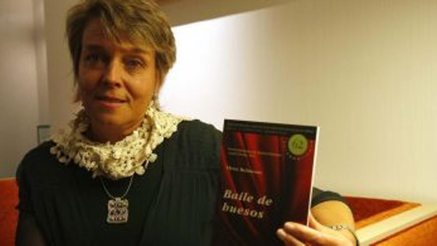 Elena Belmonte presenta ´Baile de huesos´ con una lección de escritura