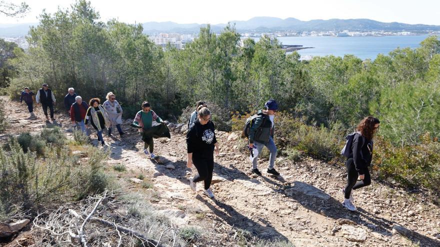 Un grupo de vecinos en sa Talaia de Sant Antoni, durante una excursión en pleno invierno. | J.A. RIERA