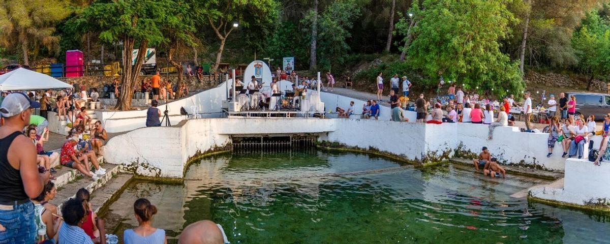 El Clot de la Font, paraje de la Valldigna en el término de Tavernes, se  llena de gente por estas fechas