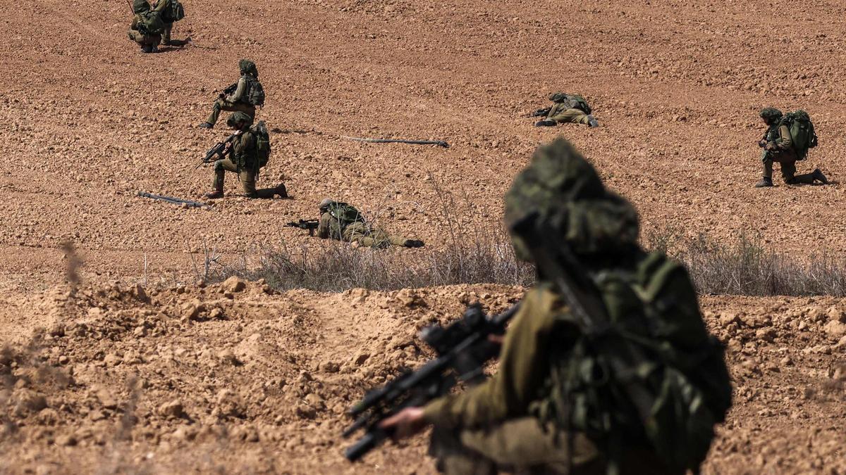 Soldados israelies cerca de la frontera con Gaza