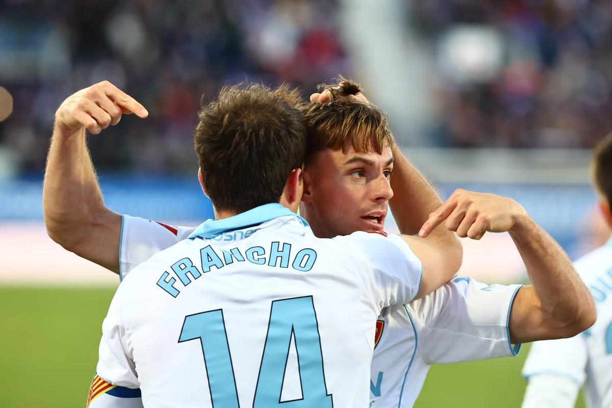 Dani Gómez se abraza a Francho en el Ibercaja Estadio.