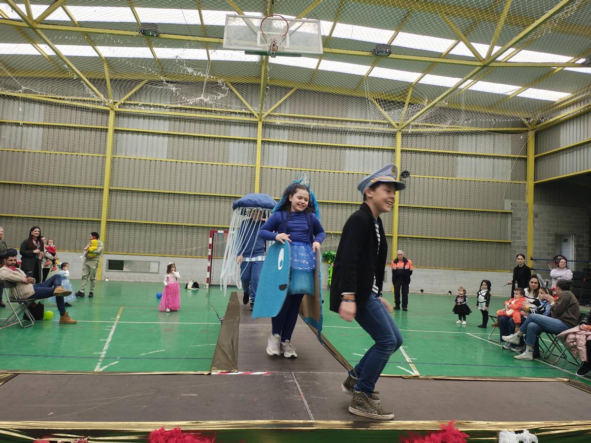 EN IMÁGENES: Salas y Láneo celebran el carnaval con un desfile de disfraces y un concurso de casadiellas