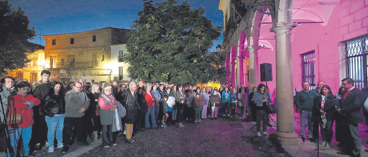 Minuto de silencio celebrado en Valencia de Alcántara el día que falleció Imane Saadaoui.