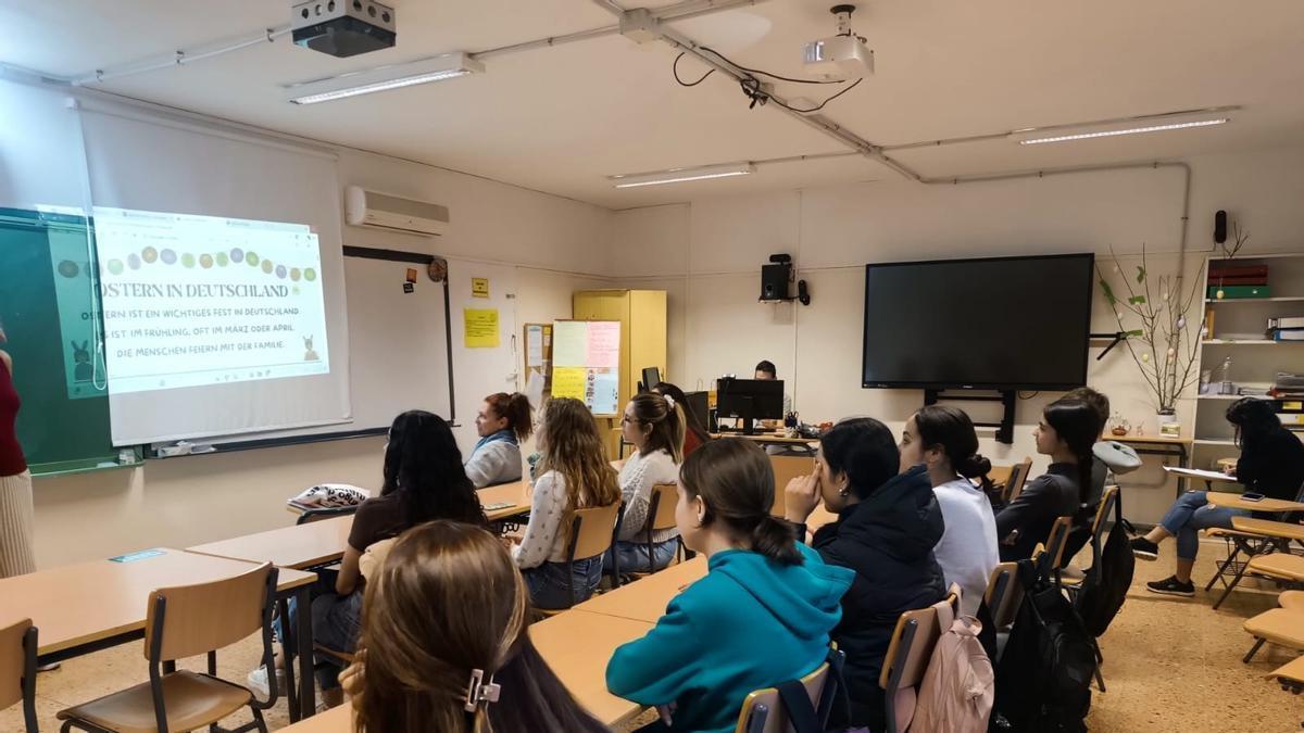 Alumnado en la Escuela Oficial de Idiomas de Santa Lucía, en Gran Canaria.