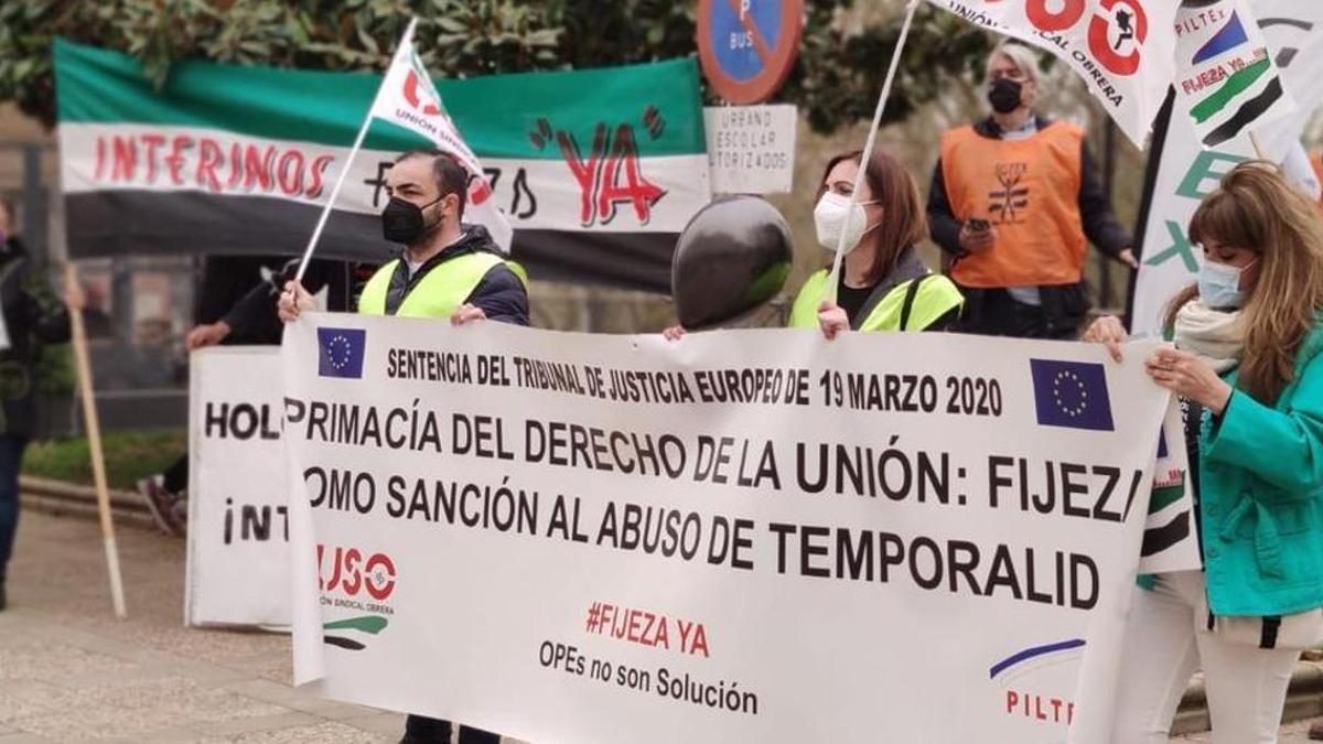 Protesta de interinos contra los procesos de estabilización pactados, en marzo del 2022.