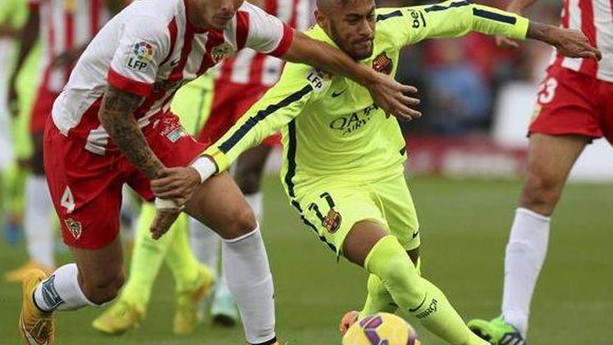 Luis Suárez rescata al Barça en Almería (1-2)