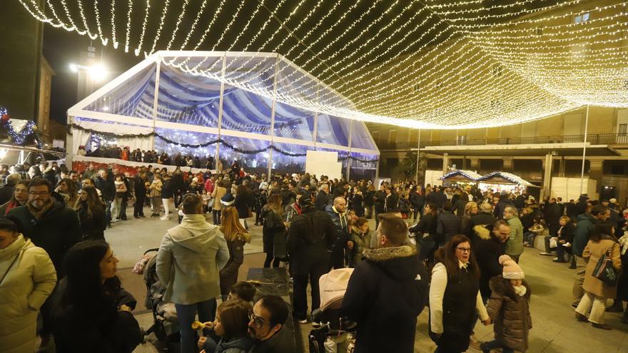 Gran ambiente navideño en la Plaza del Pilar y el centro de Zaragoza aprovechando el día festivo