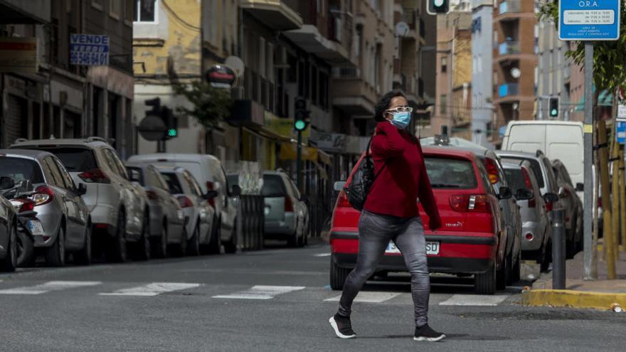 Pocos ciudadanos en las calles de Elche estos días.