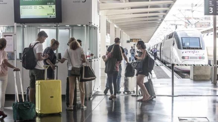 Pasajeros del AVE entre Alicante y Madrid, pasando los controles para acceder a los andenes y subir al tren esta semana.