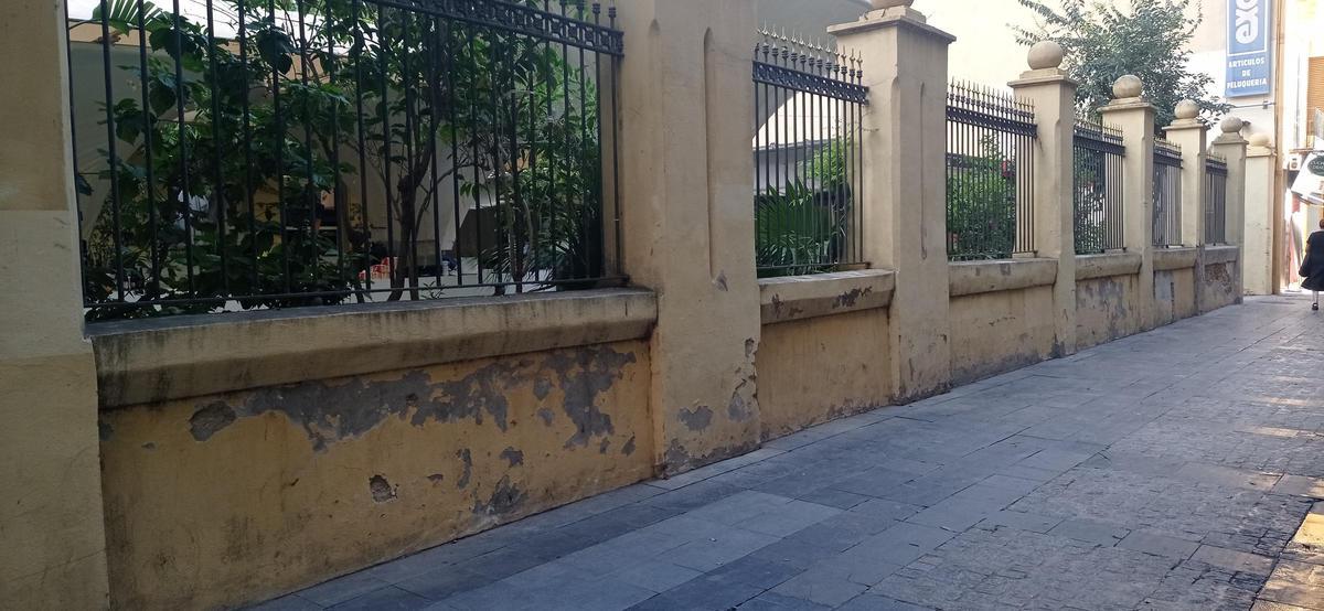 Otra perspectiva de la valla que rodea el jardín.