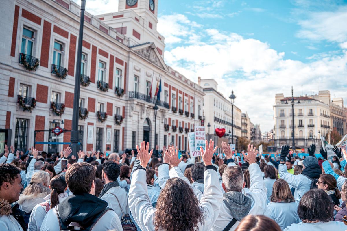 Médicos y pediatras de Atención Primaria se manifiestan entre la Consejería y la sede de la Comunidad de Madrid. 