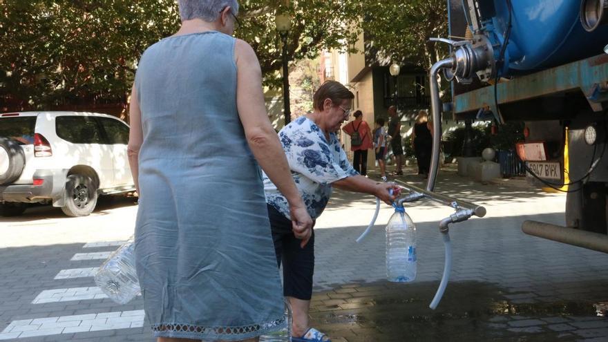 Portbou reparteix aigua en cisternes perquè la que surt de la xarxa té massa clorurs i és salada