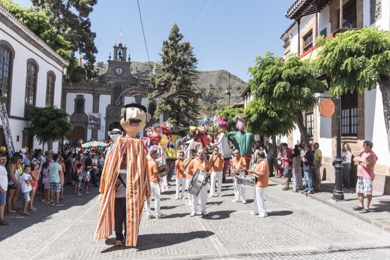 Fiestas del Pino en Teror: Subida de la Bandera en la Basílica